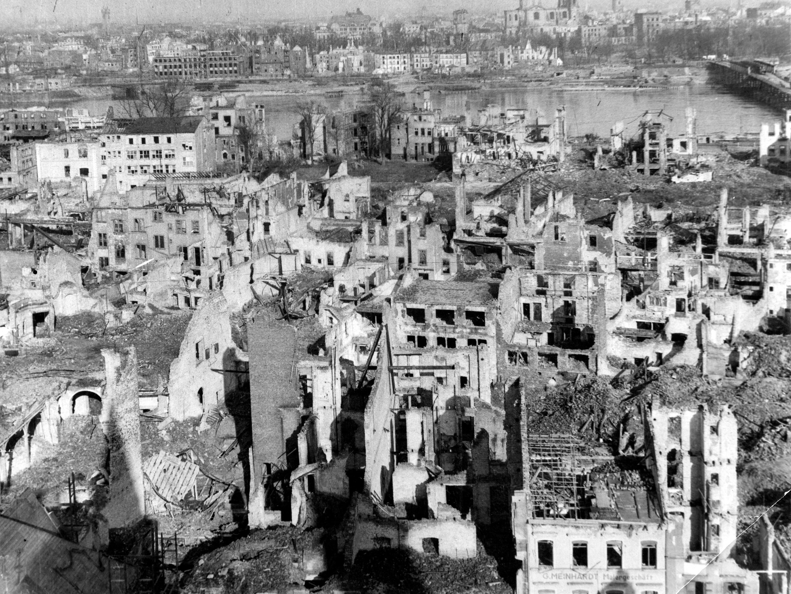 00277 Ludwigshafen Blick in die zerstörte Stadtmitte; rechts die Notbrücke 1945 001.jpg